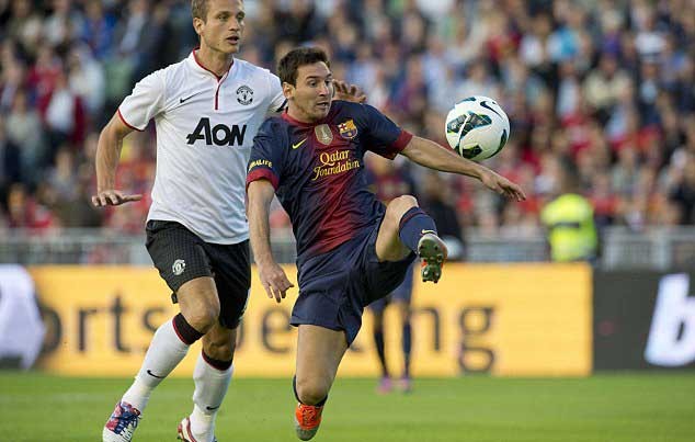 Trong khi đó, Lionel Messi tiếp tục là điểm quyết định của Barca trong các pha tấn công. Nếu anh đón kịp đường chuyền cực ngon của Andres Iniesta về phía cột xa cầu môn MU và không bị việt vị trong cú đá cận thành khiến De Gea phải trổ tài cản phá, có thể Barcelona đã vượt lên dẫn trước.